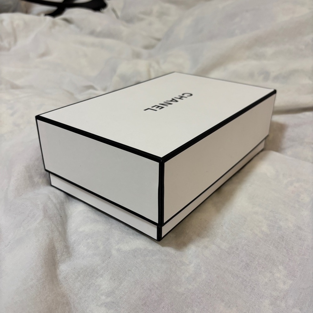 CHANEL Black & White Empty Signature Gift Box 9” X 6” x 3" EMPTY BOX - Picture 5 of 10